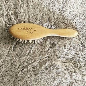 Natēmia Hard Bristle Brush